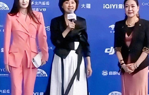 61岁林芳兵穿粉西装惊艳北影节！在片场昏死被抢救，丈夫儿子是她的骄傲