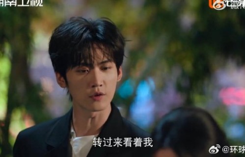 《炽夏》中周柯宇和包上恩的山顶烟花吻名场面具体是在哪一集？|沉默|偶像剧|心动|机车|情感