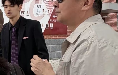 陈建斌蒋勤勤儿子毕业照曝光！身高碾压父母，学霸获伯克利录取|虎虎|星二代|一家五口