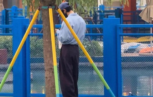 魏晨结婚6周年，一家三口逛迪士尼，人群中就属他帅得最扎眼