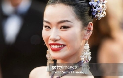 氧化菊穿紫色壮锦礼服亮相戛纳红毯，00后女孩把广西非遗带上国际舞台