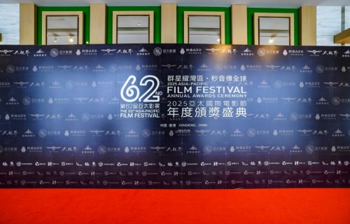 2025亚太国际电影节红毯:张国强低调亮相 引发港剧情怀共鸣