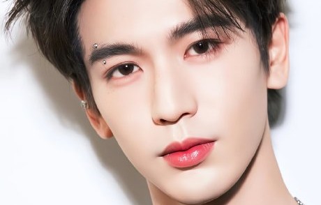 张凌赫从理工科到演员的转型经历是怎样的？