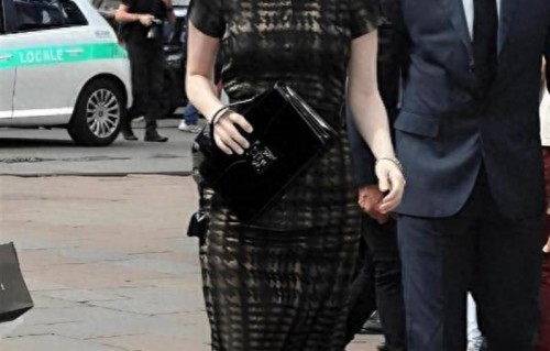 李英爱过了50岁后大换风格，穿旗袍+高跟鞋去看秀，美出新高度