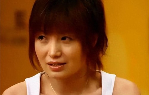 连上5次春晚，私下和恩师同居多年，怀孕后被骗流产，现57岁单身