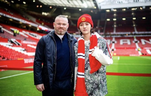 鹿晗造访老特拉福德，为中国足球事业捐建13座公益球场