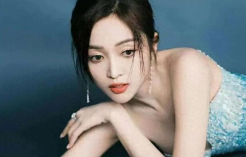 吴宣仪身穿一袭抹胸蓝色羽毛礼服裙，身材是真有料
