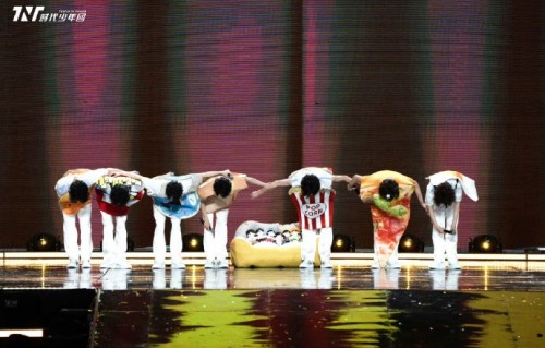 这次云南之行对时代少年团成员之间的关系和团队精神有什么影响？