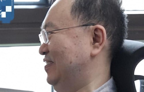 蔡磊48岁生日 只能微笑回应儿子祝福 段睿因小菜籽一句话情绪崩溃