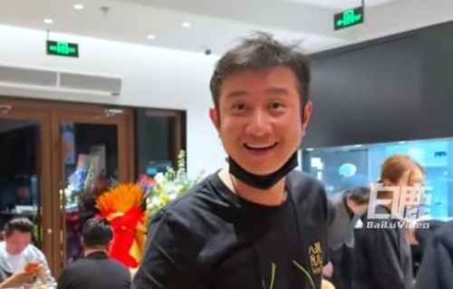 41岁文章开饭店试营业，抱着婴儿在门口和顾客留影，手上婚戒抢镜|串儿|再婚|凉菜|面食|吃货