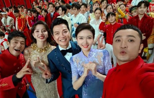 撒贝宁李白带龙凤胎回武汉过年，俩孩子软萌可爱，小撒妹妹罕露面|尼格买提·热合曼|尼格买提|撒贝娜|父亲|家人