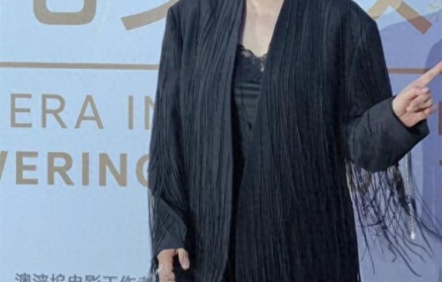 穿衣得体有多重要？王晓晨和刘浩存同台，网友齐呼：加毯子！