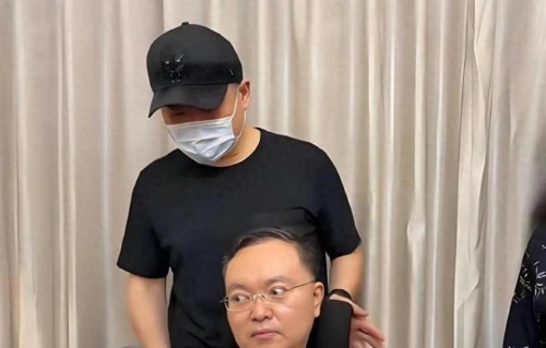 岳云鹏真的太暖了！看望蔡磊为其儿子准备礼物，邀请全家去听相声