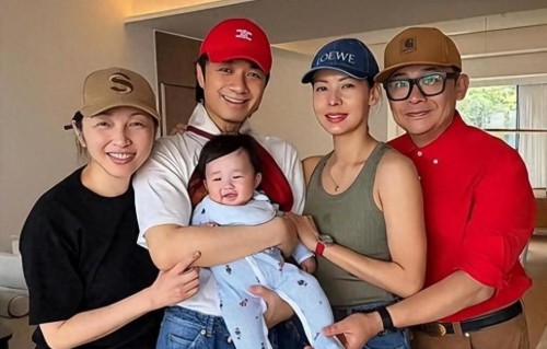 古巨基的妻子产后豪宅会友，二胎呆萌宝宝出镜，长相像极妈妈！