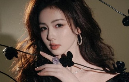 曝周翊然回白鹿小区！深夜同归引恋情狂猜 双方火速辟谣：只是好友