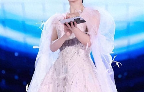 44岁敢闯敢拼！谢娜的演唱会，撕开了多少人的“躺平”遮羞布 