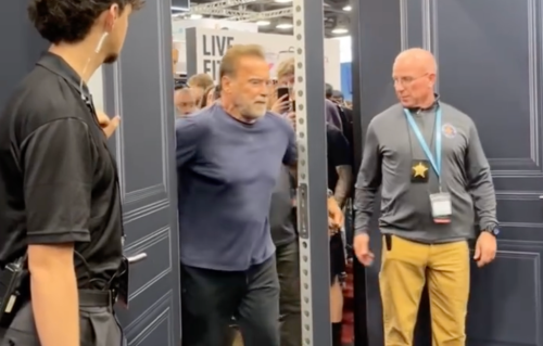 施瓦辛格复刻《终结者》名场面，公开活动被门框“卡住肌肉”，网友：太会玩了