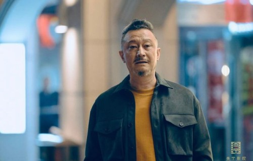 都市剧《世界微尘里》热播，傅隽友情出演暖心父亲