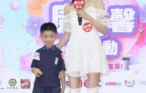 杨思琦携子露脸避谈李泳豪家丑，称与对方没联络，心痛李家鼎变瘦