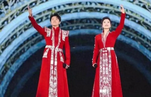 内娱演唱会越穿越少，凤凰传奇越穿越多，这对比把红毯潜规则撕碎