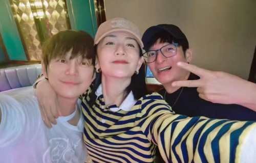 何炅李维嘉为谢娜加鸡腿KTV合照曝光