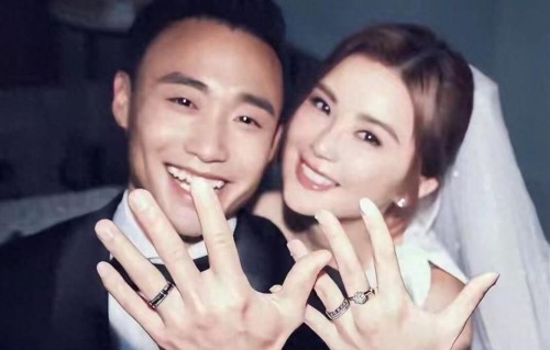 结婚不到1个月就崩？蔡卓妍深夜哭诉，男方黑料全被扒