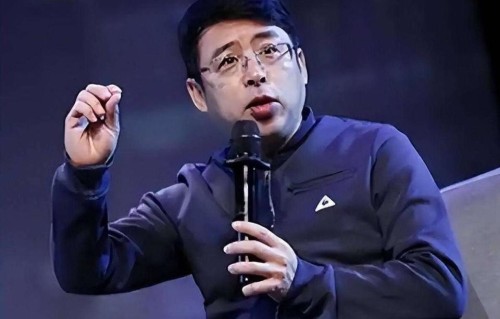 58岁阿丘近况曝光，住破旧屋子，身材发福，出轨离婚晚年生活凄凉