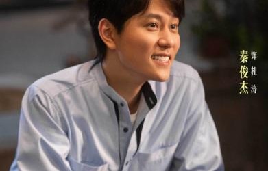 她带弟弟进入娱乐圈，没想到如今自己无人问津，弟弟却红透半边天 
