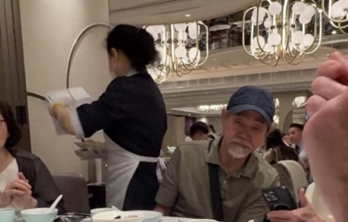 75岁元华回香港与老友喝茶，胡子全白仍很瘦，退休后在国外带孙子