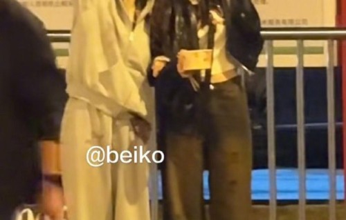 谢娜李小冉下班互动比心，多年友情亲昵自然|友谊|女生|同行|情谊|考验