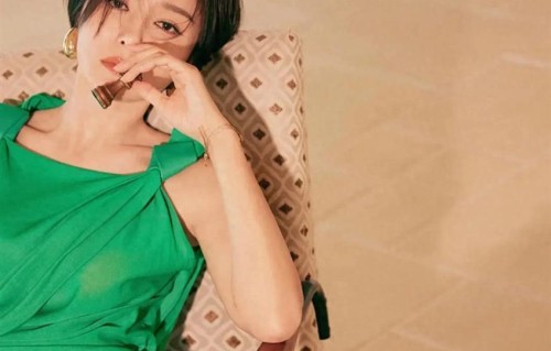 秦岚剪了个性短发，身穿一袭绿色连衣裙别人穿是土而她穿是潮