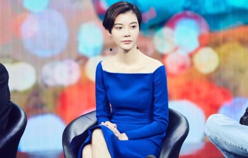 43岁车晓又美出圈，穿蓝色连衣裙现赫本式优雅，时髦又高级！