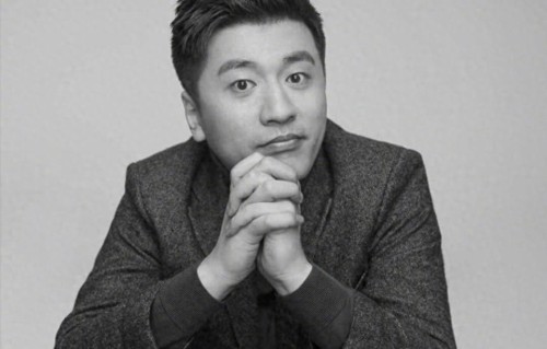 张雪峰去世15天后，接班人武亮开播，原配罕见发文，11岁女儿近况惹担忧