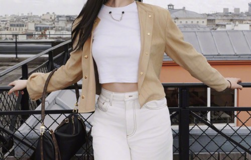 刘亦菲亮相展现清冷温柔气质