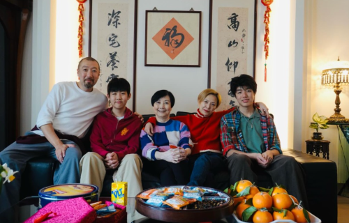 陈慧琳全家福罕见曝光，14岁儿子“小笼包”身高超过妈妈