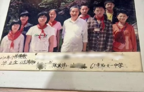 张凌赫学生时期的学霸成绩和旧照反差有多大？