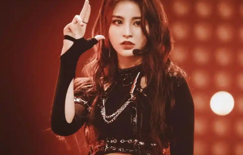 金子涵直播求救！剃寸头、手臂满是伤痕，秦岚、杜华被牵连