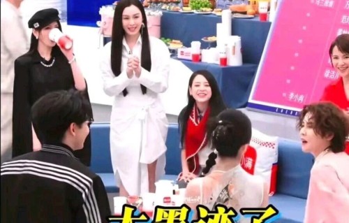 《乘风2026》初见面直播翻车！王濛吐槽太磨叽，观众狂呼谢楠救场