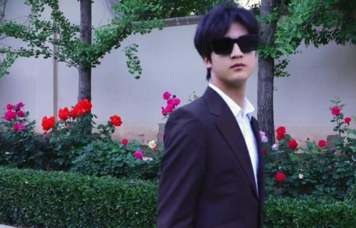 田亮父子在别墅花园拍视频，14岁亮仔身高182比爸爸高，比爸爸颜值还高_叶一茜_儿子_训练|森碟|田径|成绩