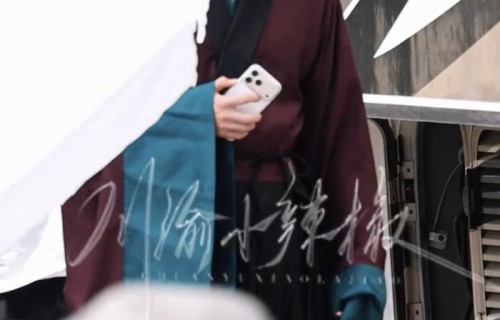 王鹤棣片场休憩翻看手机