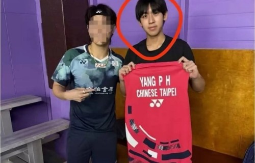 kimi正脸照公开手持球拍自信阳光