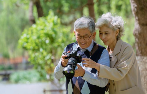 55岁后，拼命锻炼不如“修关系”？ 医生：吵架一次，伤身堪比熬夜