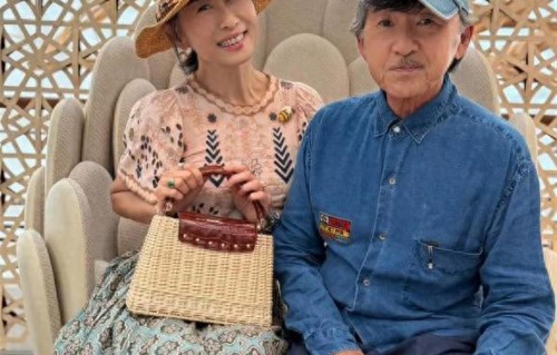 林子祥和叶蒨文在新加坡逛商场约会，夫妻俩搭着肩膀走路，好恩爱