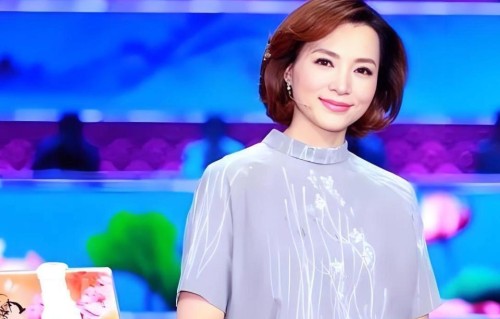 看了董卿的“消失”才懂：中年人的顶级幸福，是能安心陪在父母身边