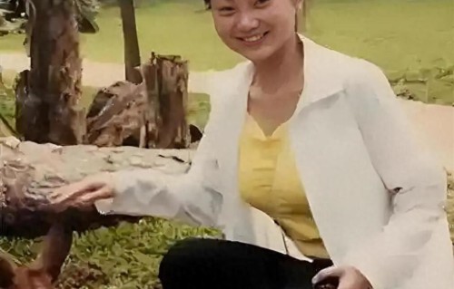 看了陈婷18岁时的照片，终于明白为何会被张艺谋娶回家，太青涩了