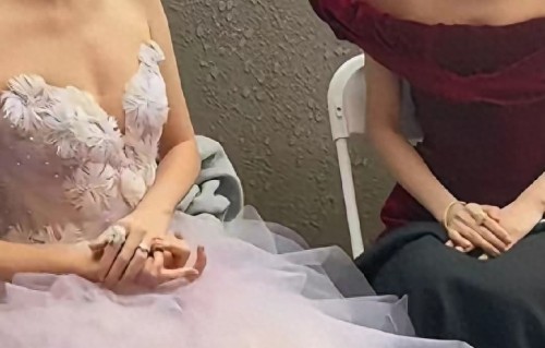 苗苗被郑恺说每天秒睡，睡眠质量高气血足，同框张予曦少女感十足 