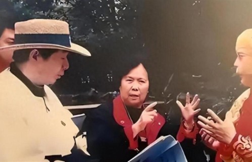 带三个娃下嫁小14岁丈夫，她因病逝8年后，丈夫的做法让人泪目