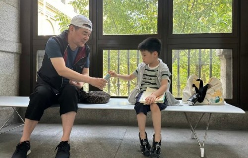 陈建斌小儿子正面照曝光，父子俩宛如复制粘贴，基因太强大！