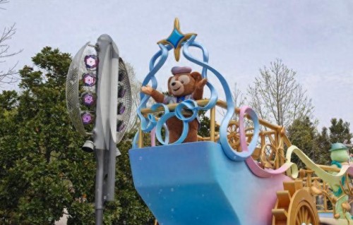 高圆圆赵又廷带女儿游迪士尼，夫妻恩爱，一家三口牵手画面太治愈 