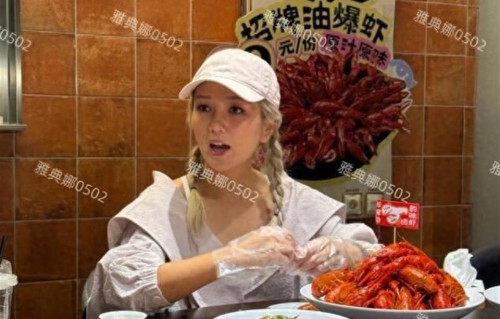何洁夜市吃虾瘦成纸片人，镜头前强笑遮不住眼底倦意